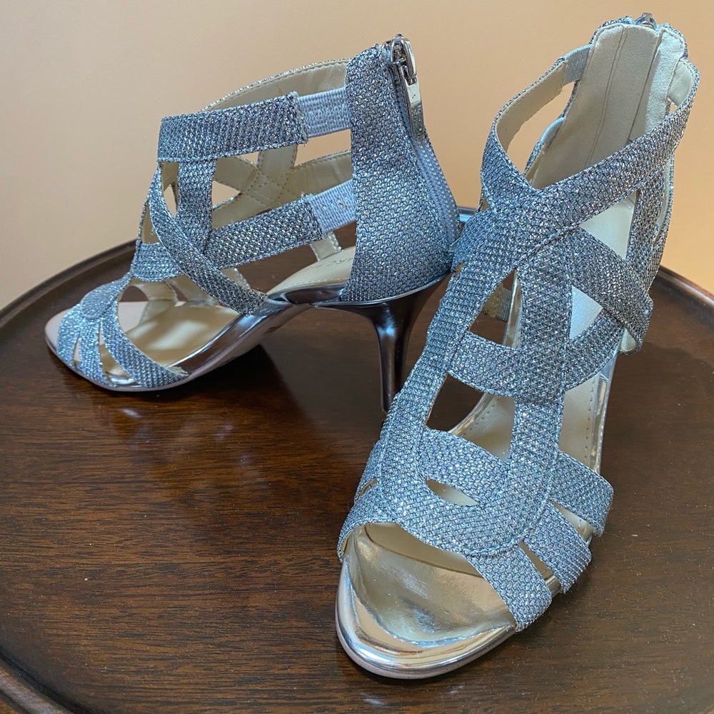 Marc Fisher silver sparkly sandals in size 6